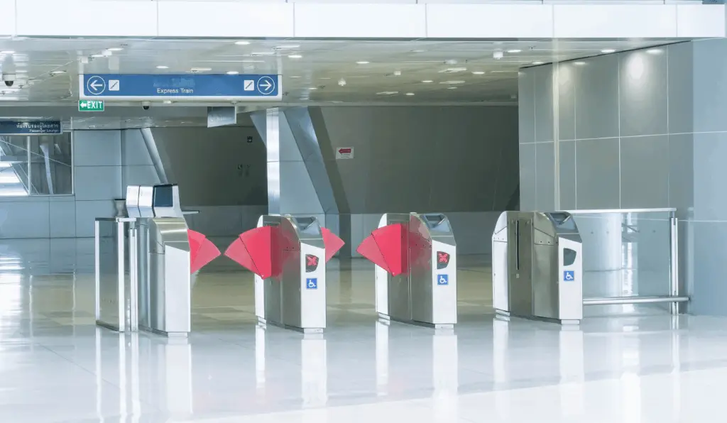 بوابات مواقف سيارات للمولات لتحسين الأمان والتنظيم 2 بوابات مواقف سيارات للمولات