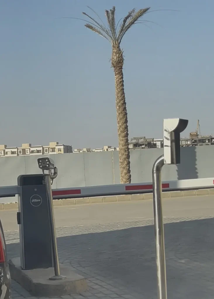 بوابة جراج Dahua مع كاميرا ANPR لقراءة لوحات السيارات وستاند قارئ ستانلس