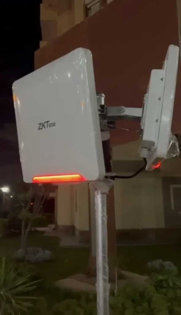 قارئ ZKTeco UHF بعيد المدى على عمود لفتح بوابة الجراج تلقائيا بملصق السيارة